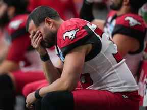 Le botteur des Stampeders de Calgary Rene Paredes est assis sur le banc à la fin de la seconde moitié de la défaite de l'équipe contre les Lions de la Colombie-Britannique en demi-finale de la division Ouest au BC Place à Vancouver le dimanche 6 novembre 2022.