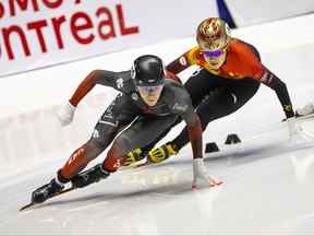 Rikki Doak du Canada prend un virage devant un compétiteur chinois lors de la Coupe du monde de patinage de vitesse courte piste à Montréal le mois dernier.