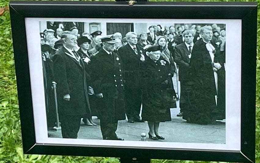   L'intrigue comprend deux photographies en noir et blanc de feu la reine