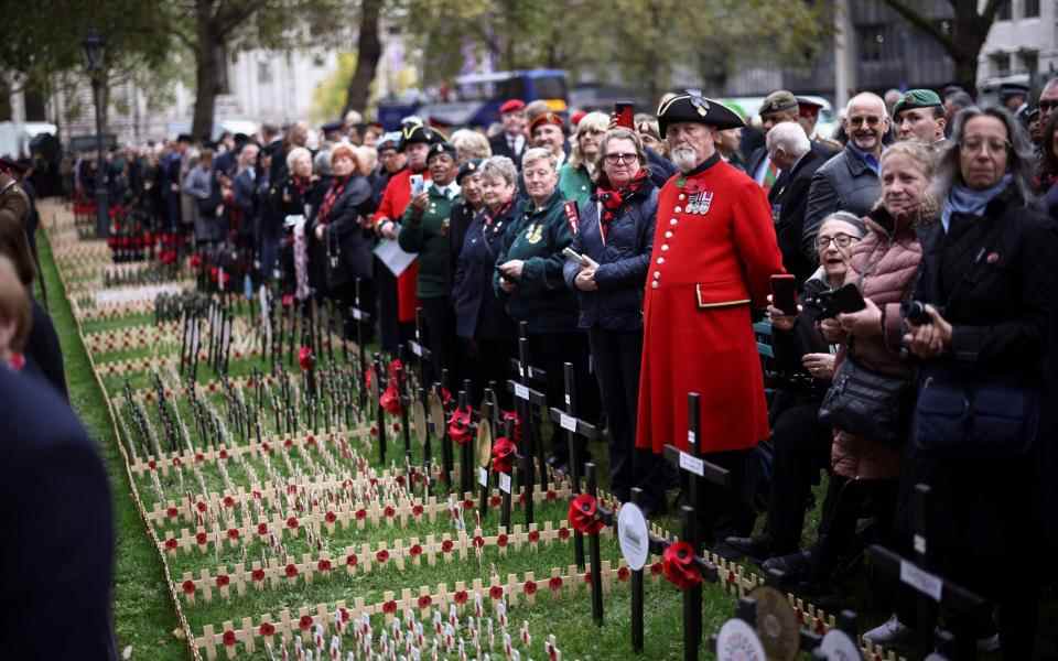 Plus de 1 000 anciens combattants se sont rassemblés dans l'enceinte de l'abbaye de Westminster pour la courte cérémonie, observant un silence de deux minutes alors que Big Ben sonnait pour marquer 11 heures.