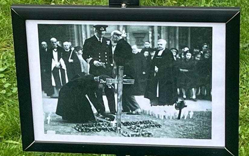 L'intrigue comprend deux photographies en noir et blanc de feu la reine