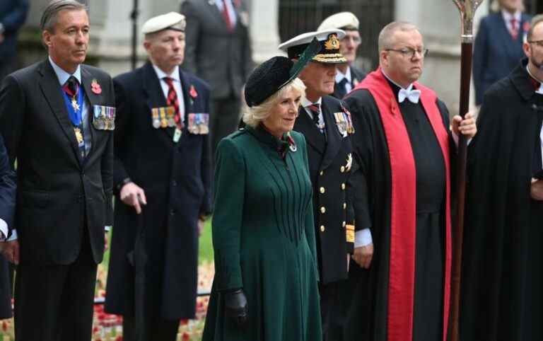 La reine rend hommage à Elizabeth II au Field of Remembrance