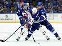 Ryan Nugent-Hopkins # 93 des Oilers d'Edmonton et Victor Hedman # 77 du Lightning de Tampa Bay se battent pour la rondelle lors d'un match à l'Amalie Arena le 08 novembre 2022 à Tampa, en Floride.