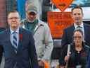 L'avocat Keith Wilson et les organisateurs du convoi de la liberté Chris Barber, Tamara Lich et Tom Marazzo arrivent à la Commission d'urgence de l'ordre public à Ottawa, Ontario, Canada le 2 novembre 2022. REUTERS/Patrick Doyle