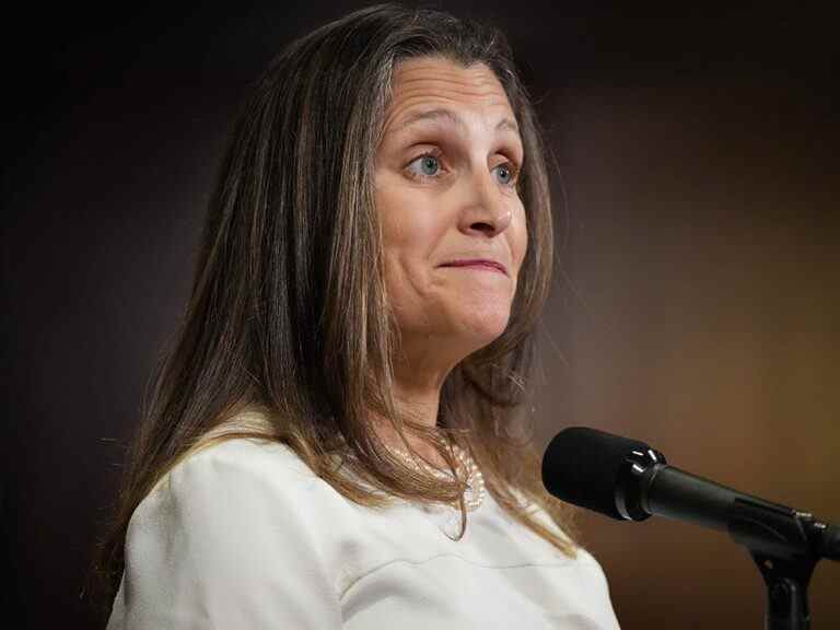 Freeland promet « plus de carottes » alors que les mesures d’Ottawa pour stimuler l’énergie verte sont qualifiées de « lourdes »