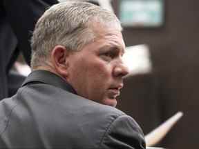 Dans cette photo d'archive du 3 décembre 2012, l'ancien joueur de baseball Lenny Dykstra est assis lors de sa condamnation pour vol de voiture à Los Angeles.  (AP Photo/Nick Ut, Fichier)