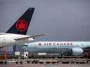 Avions d'Air Canada stationnés à l'aéroport international Pearson de Toronto à Mississauga, en Ontario.