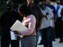 Les gens font la queue pour assister à un salon de l'emploi en Californie.