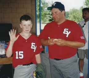 LE BASEBALL COMME MÉTAPHORE DE LA VIE : Cam Watt, à droite, et son fils Spencer.  DOCUMENT/ FAMILLE WATT