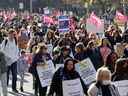 Les membres et sympathisants du SCFP-Ontario manifestent devant l'édifice législatif de Queen's Park à Toronto, le vendredi 4 novembre 2022. LA PRESSE CANADIENNE/Cole Burston