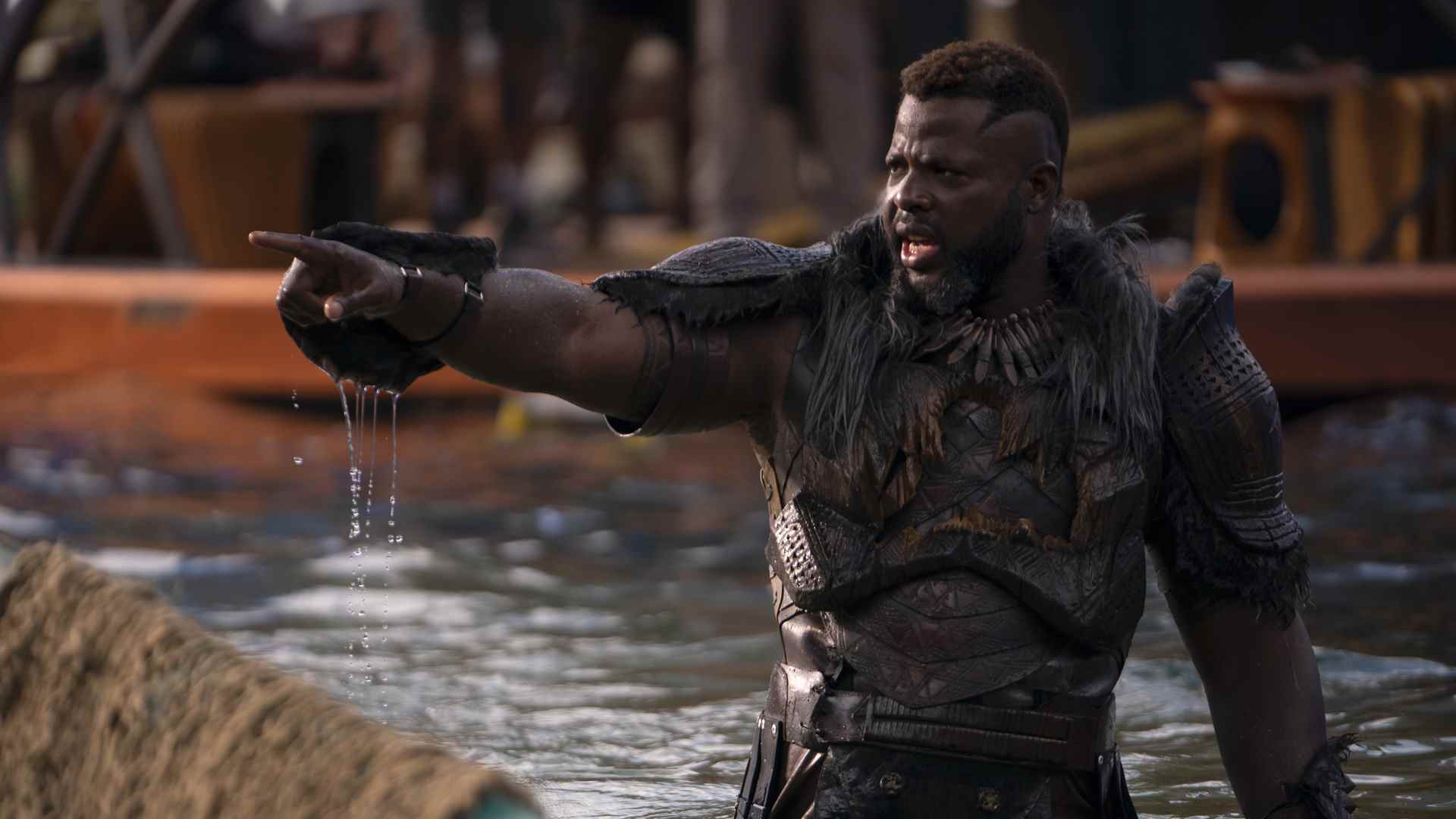 M'Baku pointe du doigt certains ennemis Talokanil dans Black Panther: Wakanda Forever