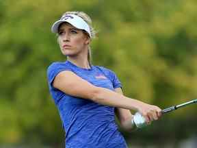 Paige Spiranac des États-Unis en action lors du pro-am en avant-première de l'Omega Dubai Ladies Masters 2015 sur le parcours Majlis de l'Emirates Golf Club le 8 décembre 2015 à Dubaï, aux Émirats arabes unis.