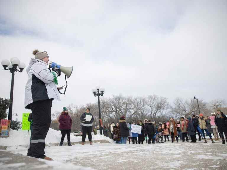 Une femme a dit de changer de chemise « l’avortement, c’est des soins de santé » en Saskatchewan.  corps législatif