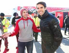 Le fan de football canadien Amr El Maghrabi, qui se rend au Qatar pour soutenir le Canada, pose avec le footballeur brésilien Kaka lors du dévoilement du trophée de la Coupe du monde à l'aéroport international Pearson le mercredi 9 novembre 2022. JACK BOLAND/TORONTO SUN