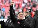 L'entraîneur canadien John Herdman réagit aux fans après une victoire contre la Jamaïque au BMO Field qui a permis de se qualifier pour la Coupe du monde de la FIFA 2022. 