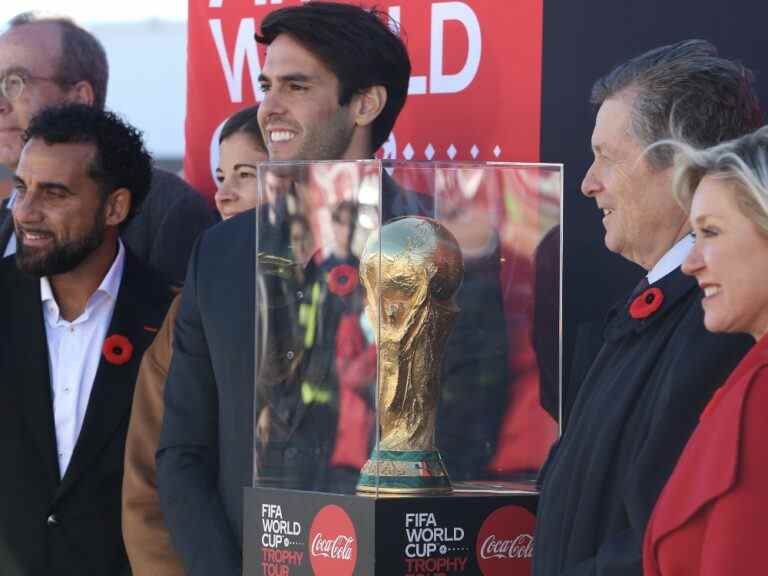 Le trophée de la Coupe du monde de la FIFA arrive à Toronto en grande pompe