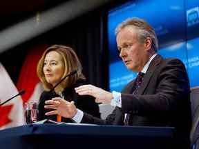 Carolyn Wilkins et Stephen Poloz lors d'une conférence de presse en janvier 2020.