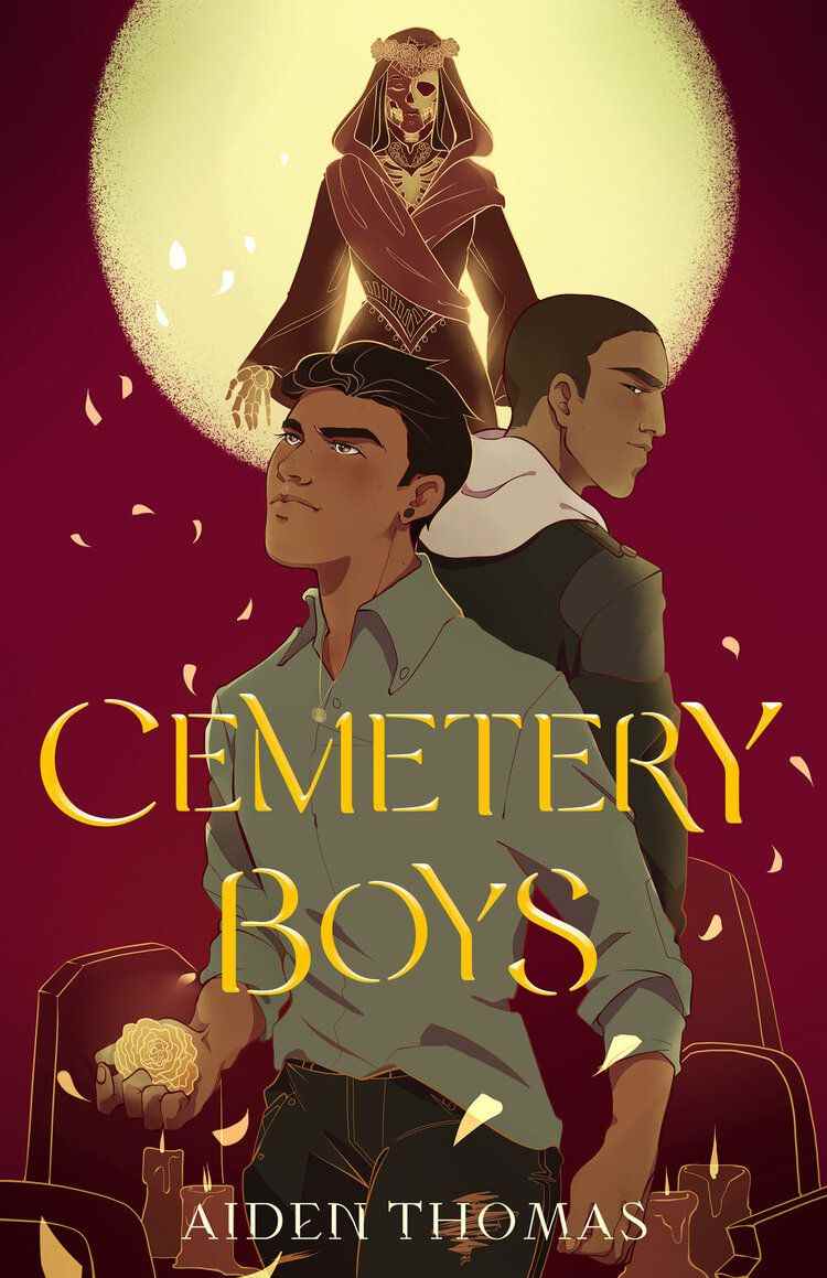 La couverture de Cemetery Boys d'Aiden Thomas, avec deux jeunes hommes bruns, des bougies, des pierres tombales et un squelette en arrière-plan.