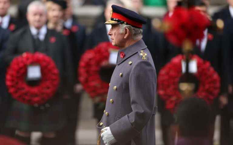 Pourquoi le chiffre de la reine Elizabeth reste sur les uniformes militaires britanniques