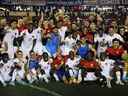 Les joueurs du Canada et les membres du personnel célèbrent leur qualification pour Qatar 2022 et leur première place à la Concacaf après un match entre le Panama et le Canada au stade Rommel Fernandez le 30 mars 2022 à Panama City, Panama. 