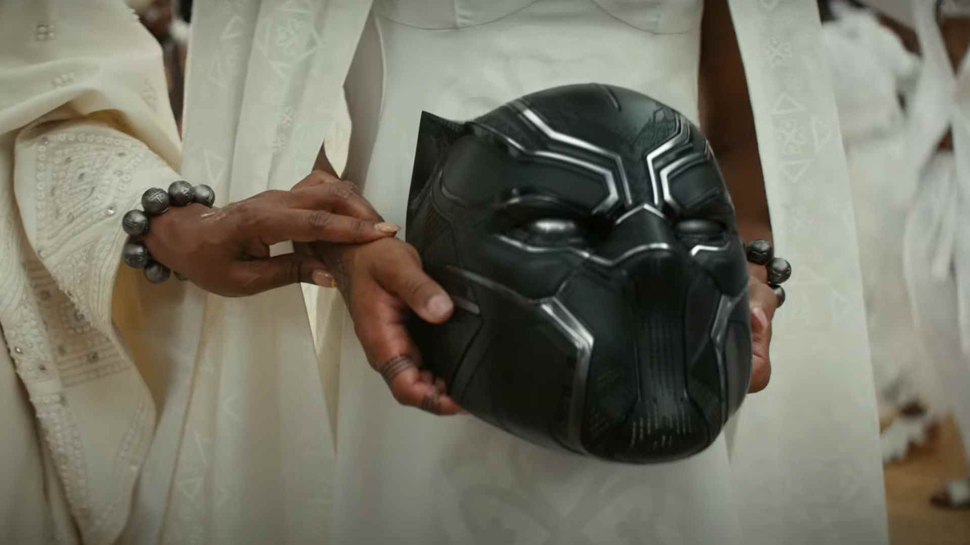 Un gros plan de Shuri portant le casque de T'Challa lors de son cortège funèbre dans Black Panther 2