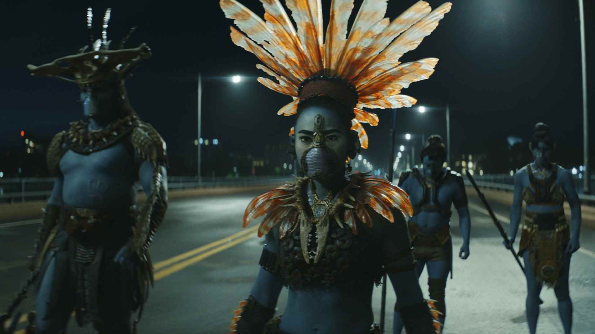 Namora, Attuma et d'autres Talokanil se tiennent sur un pont basé à Chicago dans Black Panther 2