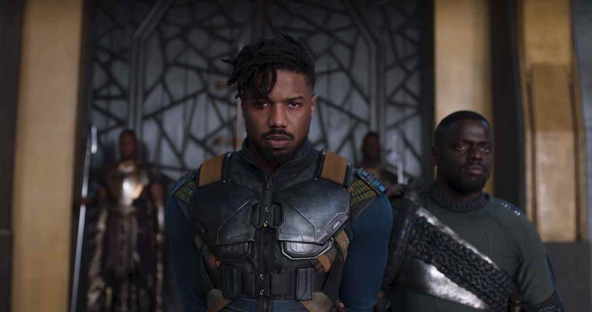 Erik Killmonger (Michael B. Jordan) entre dans la salle du trône de Wakanda, suivi de W'Kabi (Daniel Kaluuya) dans Black Panther en 2018