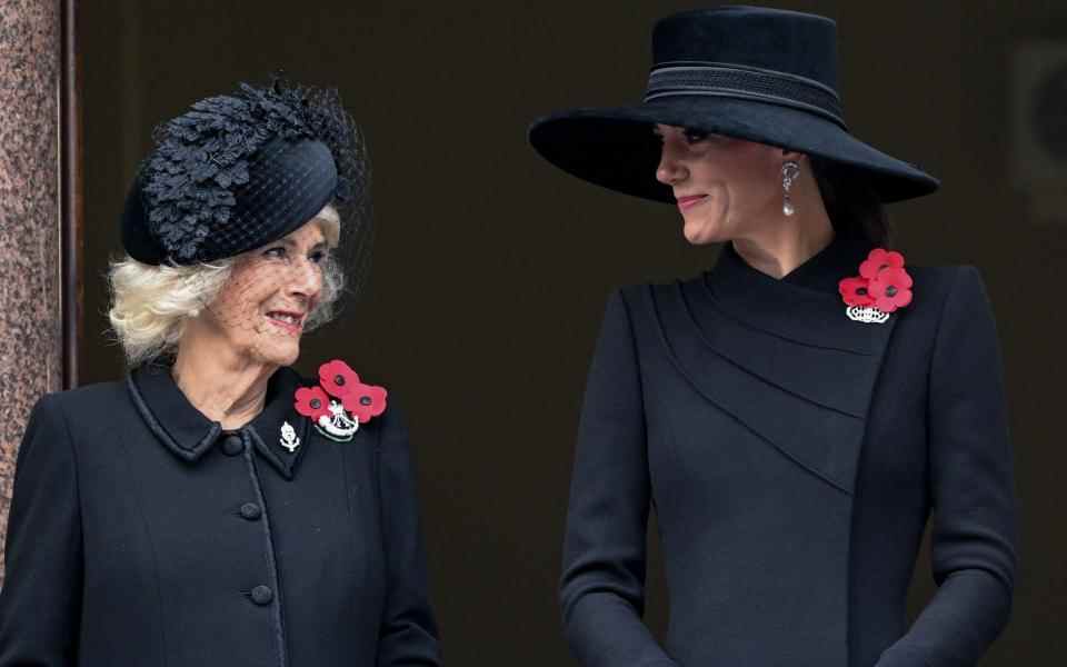 La reine et la princesse de Galles partagent un sourire alors qu'elles apparaissent côte à côte le dimanche du souvenir - Tim Rooke / Shutterstock