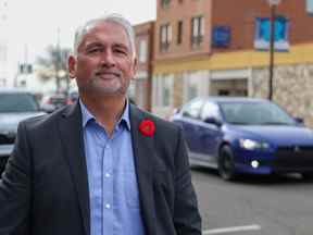 Le candidat du Parti de l'Alberta, Barry Morishita, qui s'est présenté à l'élection partielle Brooks-Medicine Hat du 8 novembre, a été photographié à Brooks.