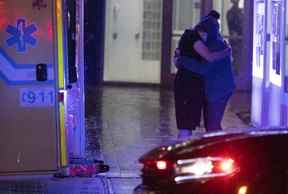 Raheb, à gauche, et Lena s'embrassent après que des élèves ont été libérés du confinement après une fusillade dans un parc situé à côté du Collège Montmorency à Laval le vendredi 11 novembre 2022.