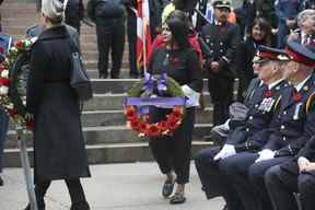 La rédactrice en chef du Toronto Sun, Adrienne Batra, se prépare à faire un grand hommage à la Churchill Society lors de la cérémonie du jour du Souvenir au cénotaphe de Toronto à l'ancien hôtel de ville le vendredi 11 novembre 2022.