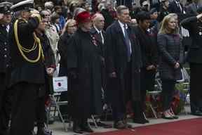 Lieutenant-gouverneur de l'Ontario  Elizabeth Dowdeswell et le maire de Toronto John Tory au garde-à-vous lors de la cérémonie du jour du Souvenir au cénotaphe de Toronto à l'ancien hôtel de ville le vendredi 11 novembre 2022.