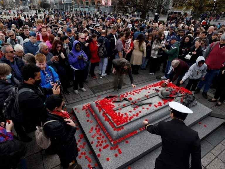 Les Canadiens honorent les morts à la guerre lors des sombres cérémonies du jour du Souvenir