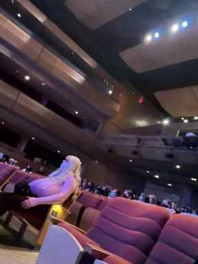 Kayla Lemieux, enseignante transgenre à l'école secondaire d'Oakville Trafalgar, est vue ici dans un théâtre de la région de Halton.