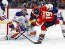 SUNRISE, FL - 12 NOVEMBRE : le gardien de but Stuart Skinner # 74 des Oilers d'Edmonton arrête un tir de Matthew Tkachuk # 19 des Panthers de la Floride lors de la première période d'action à la FLA Live Arena le 12 novembre 2022 à Sunrise, en Floride.