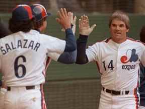 Pete Rose de l'Expo de Montréal est félicité par ses coéquipiers Gary Carter et Argenis Salazar après le 4 000e coup sûr de Rose lors du match d'ouverture à domicile des Expos le 13 avril 1984.