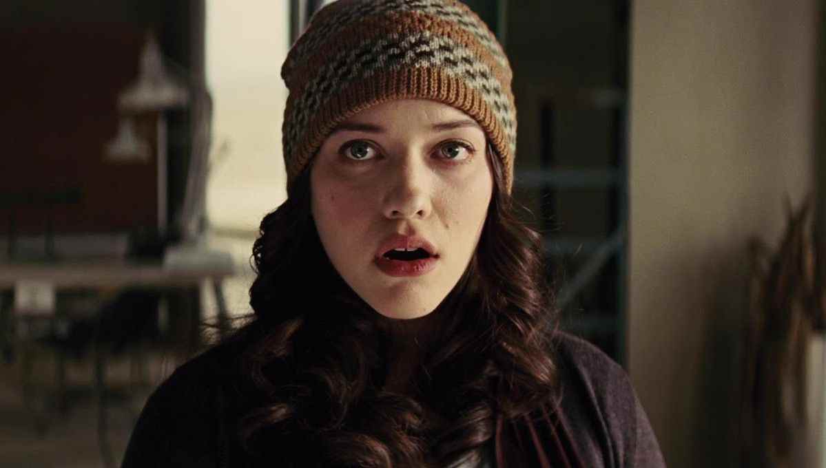 kat dennings comme darcy dans thor le monde sombre haletant comme si elle venait de découvrir qu'elle était dans thor le monde sombre