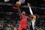 L'attaquant des Raptors de Toronto Precious Achiuwa (5) se dirige vers le panier contre l'attaquant des San Antonio Spurs Dominick Barlow.