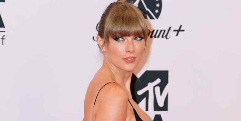 La robe EMAs Bejeweled de Taylor Swift s’inspire de la reine Elizabeth II