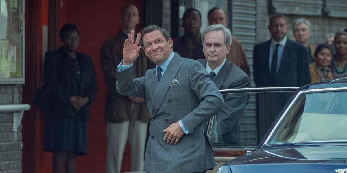 Dominic West dans le rôle du prince Charles saluant la foule dans The Crown