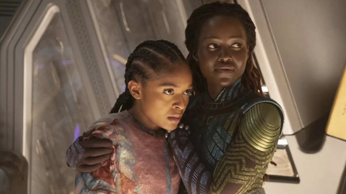 Black Panther: Wakanda Forever reflète la croissance du MCU avec une famille mature père et fille, mère et fille Nakia Riri Williams