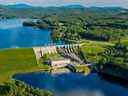 Vue aérienne du barrage et de la centrale hydroélectrique de Great River Hydro Moore sur la rivière Connecticut à Littleton, New Hampshire.