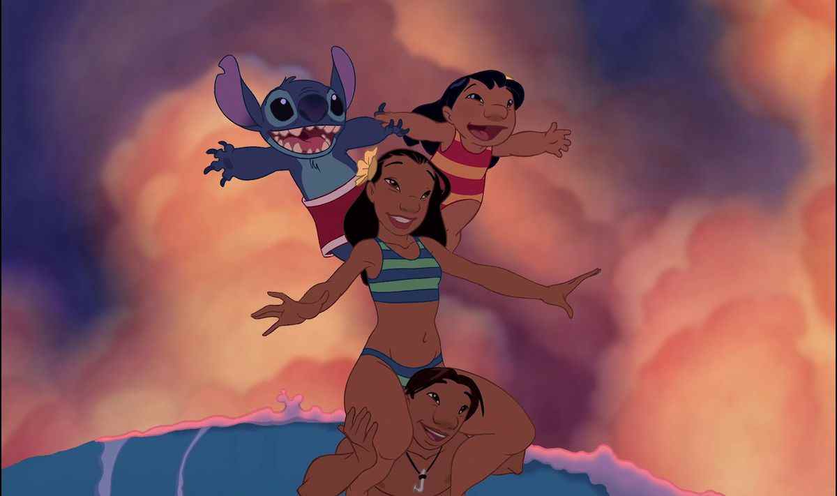 lilo et stitch en équilibre sur les épaules de nani, tandis que nani est en équilibre sur les épaules de david en surfant