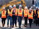 Le premier ministre Justin Trudeau, au centre, visite le site lors de la cérémonie officielle d'inauguration des travaux d'une installation de production de vaccins Moderna à Laval, au Québec, lundi.