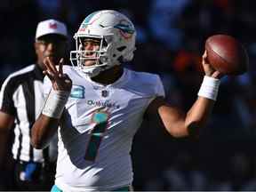 Le quart-arrière des Dolphins de Miami, Tua Tagovailoa, passe au troisième quart contre les Bears de Chicago au Soldier Field.  Miami a battu Chicago 35-32.