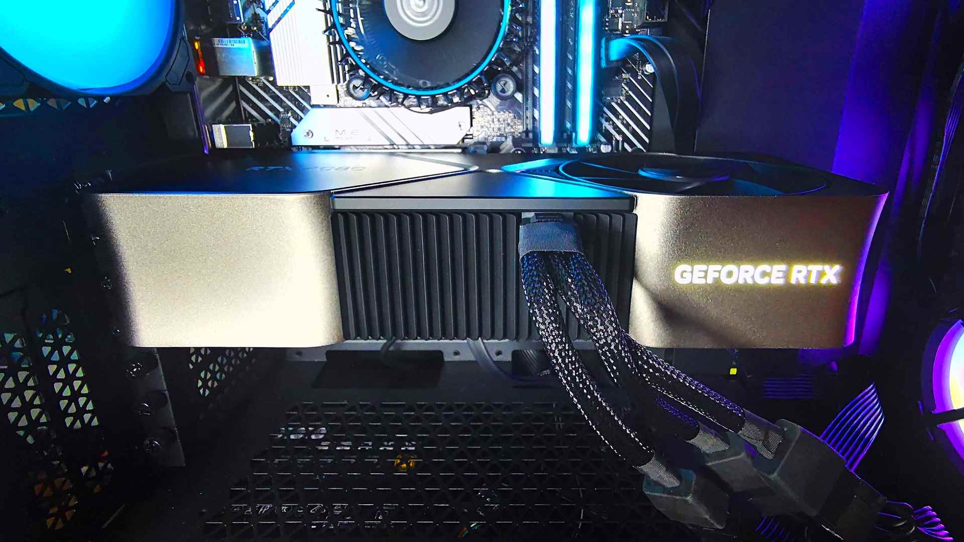 Nvidia RTX 4080 installé dans un boîtier PC à côté de la RAM RVB