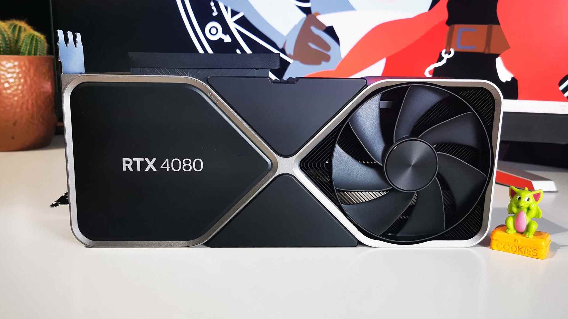 Carte graphique Nvidia RTX 4080 assise sur un bureau blanc