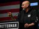 Le candidat démocrate au Sénat John Fetterman s'adresse à ses partisans lors d'une soirée électorale le 9 novembre 2022 à Pittsburgh, en Pennsylvanie.  Fetterman a battu le candidat républicain au Sénat, le Dr Mehmet Oz.  (Photo de Jeff Swensen/Getty Images)