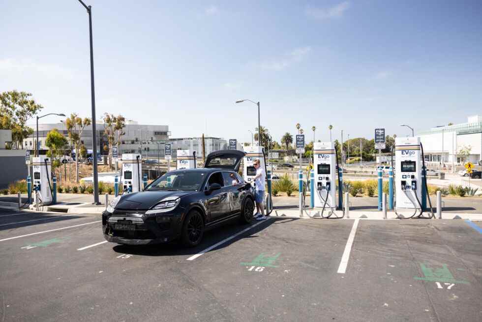 Les mules de Porsche ont même passé du temps sur les routes américaines et branchées sur des chargeurs américains.