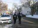 Des policiers de Montréal se tiennent devant l'école secondaire John F. Kennedy à St-Michel après qu'un enseignant a été poignardé à l'école le 9 décembre 2021.